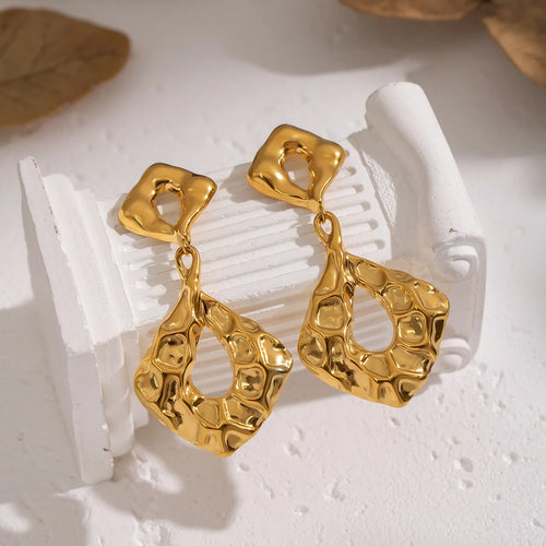 Brinco Pendente Martelado com Banho Ouro 18K