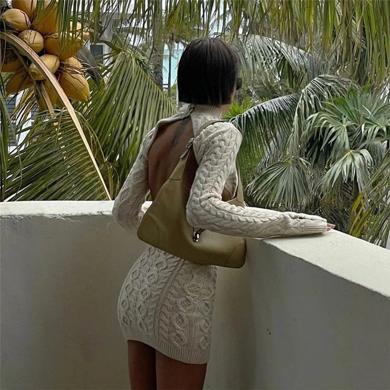 Vestido Curto Feminino de Tricô com Gola Alta e Recorte