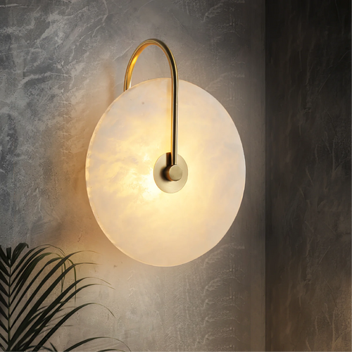 Luminária de parede LED em mármore alabastro com design contemporâneo e toque sofisticado para iluminar com elegância sua decoração moderna.