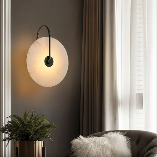 Luminária de parede LED em mármore alabastro com design contemporâneo e toque sofisticado para iluminar com elegância sua decoração moderna.