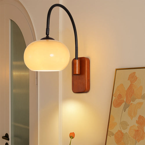 Luminária de parede ajustável em estilo Bauhaus contemporâneo, com luz difusa e design minimalista para uma decoração de interiores sofisticada.