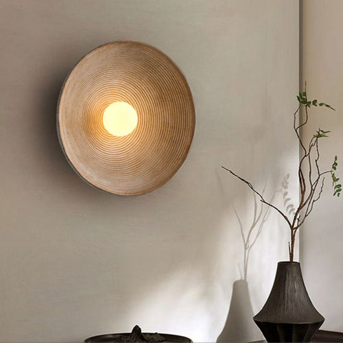 Luminária de parede de madeira japonesa contemporânea com iluminação suave e design minimalista para ambientes requintados.