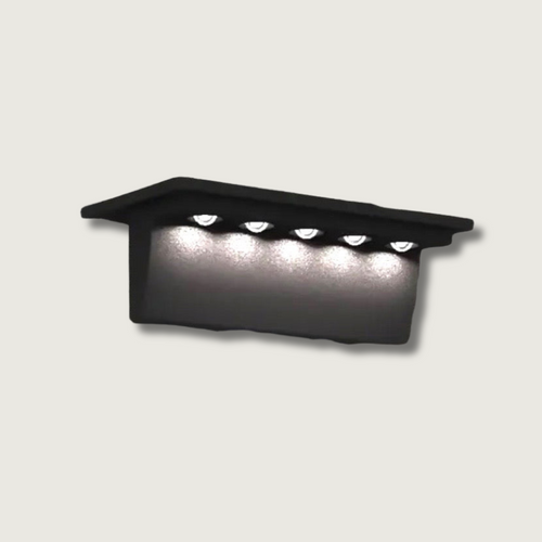Luminária de parede elegante com iluminação LED ambiente e acabamento resistente em aço inoxidável para exteriores.