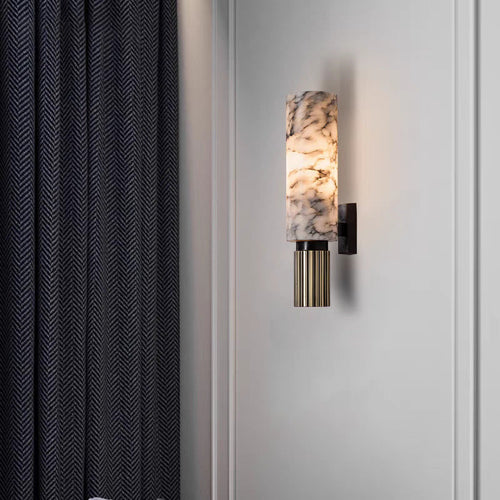 Luminária de parede em pedra cobre com design Sleek, perfeita para iluminar espaços contemporâneos com elegância.