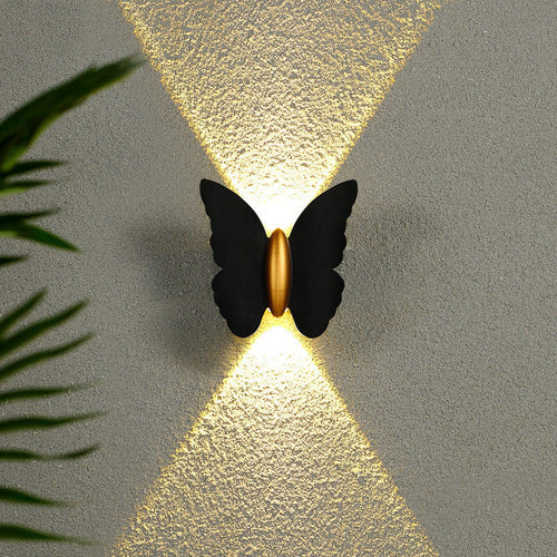 Luminária de parede externa em formato de borboleta, transmitindo um toque de charme contemporâneo e iluminação suave e envolvente. Preto