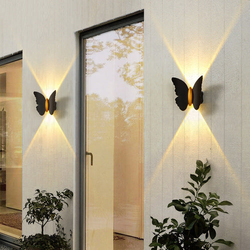 Luminária de parede externa em formato de borboleta, transmitindo um toque de charme contemporâneo e iluminação suave e envolvente.