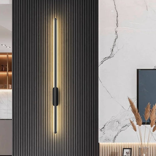 Luminária de parede linear com design atemporal e iluminação suave, ideal para interiores sofisticados. Preto