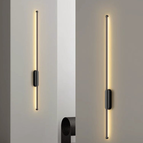 Luminária de parede linear com design atemporal e iluminação suave, ideal para interiores sofisticados.