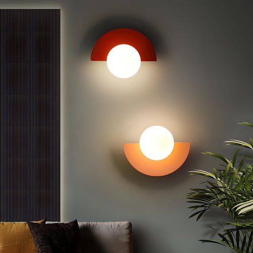 Luminária de parede nórdica minimalista com iluminação suave e design semicircular sofisticado.