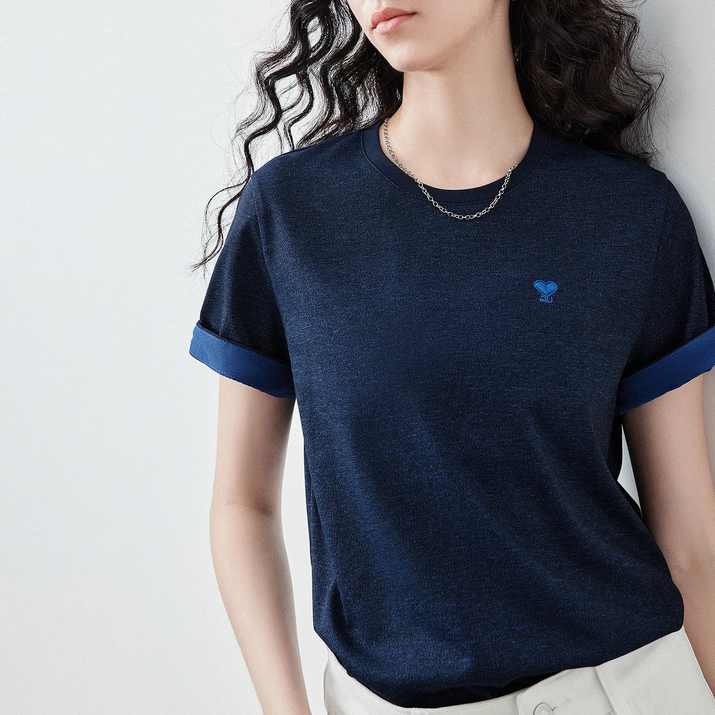 Camiseta Feminina Slim com Bordado de Coração
