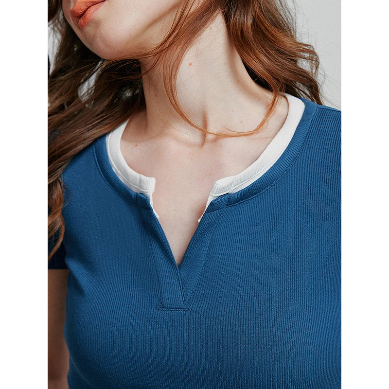 Camiseta Feminina Cropped Slim com Decote V e Patchwork