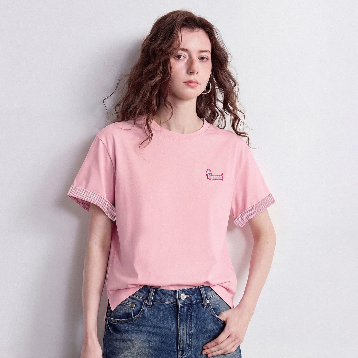 Camiseta Feminina de Algodão com Bordado Cachorro e Fenda