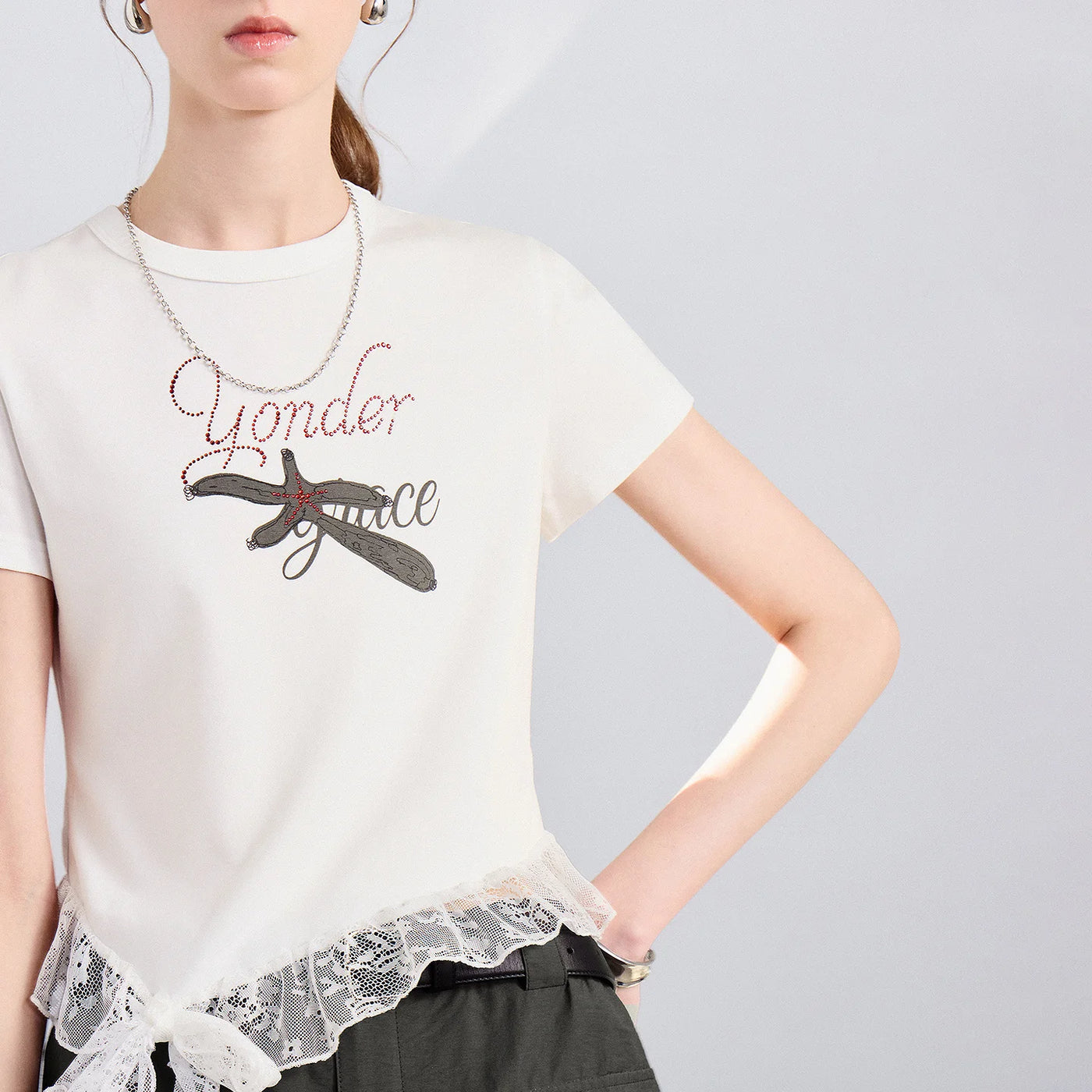 Camiseta Feminina Cropped com Renda Strass e Estampa