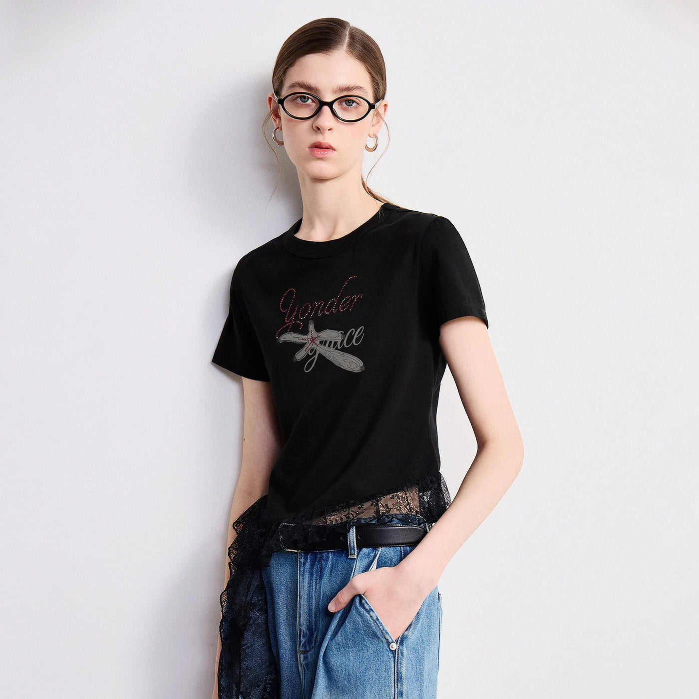 Camiseta Feminina Cropped com Renda Strass e Estampa