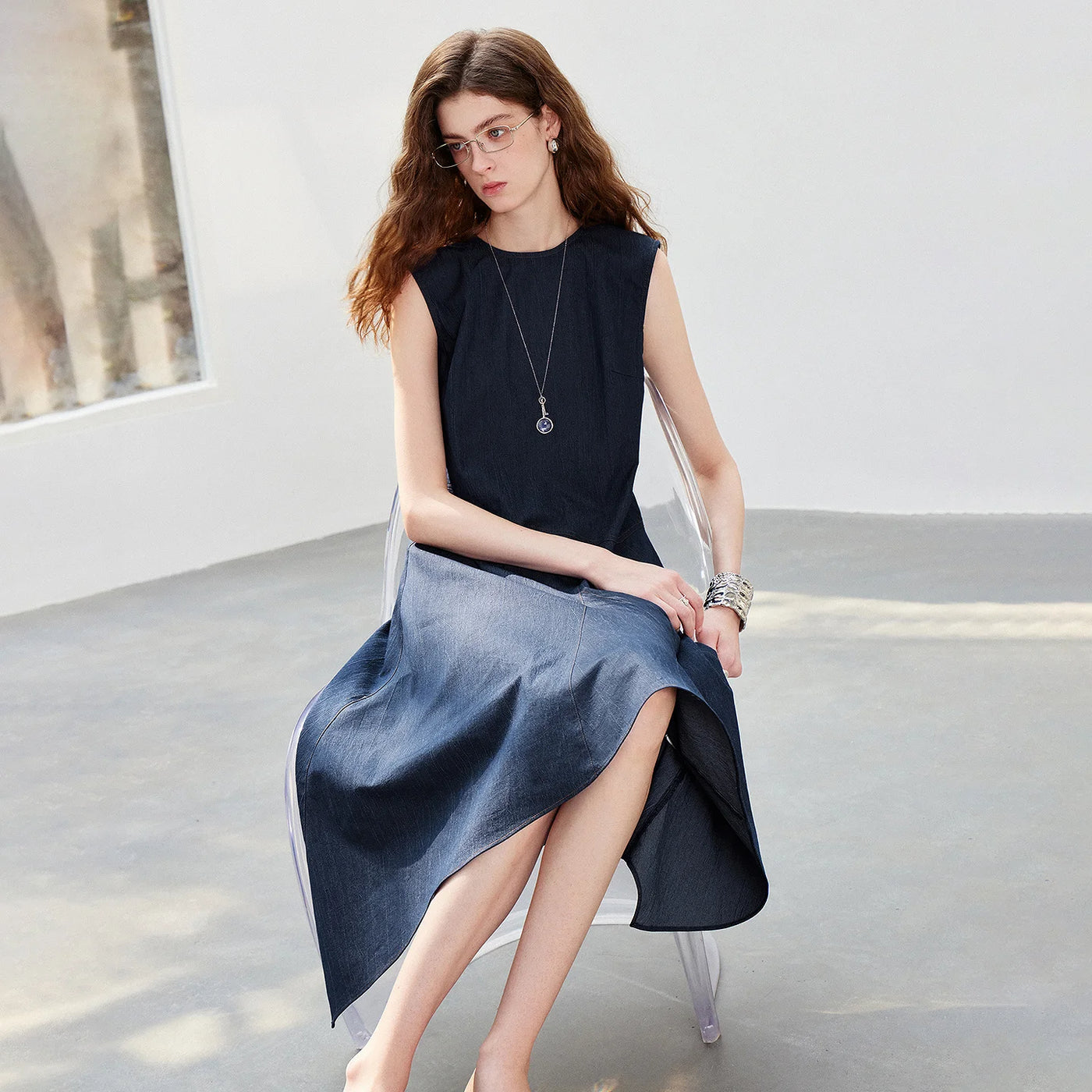 Vestido Jeans Midi Sem Manga com Recortes