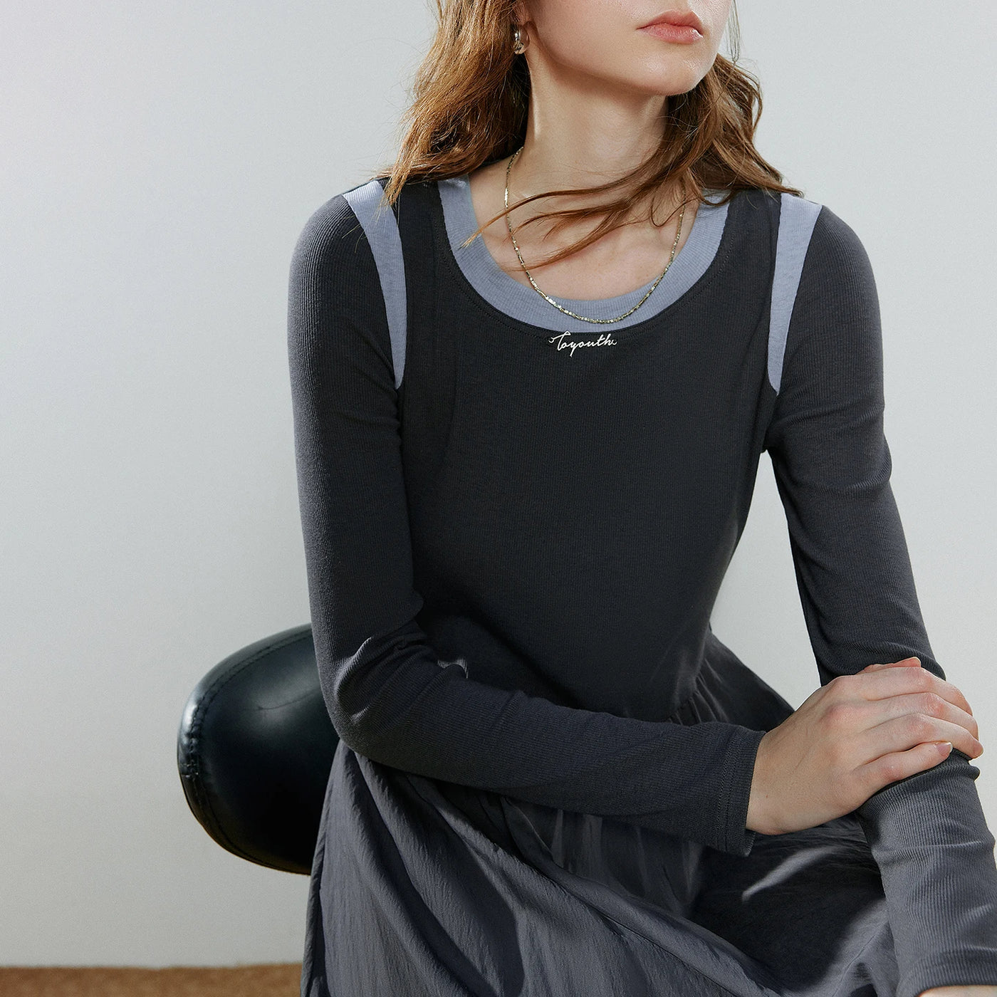 Vestido Midi Manga Longa com Recortes