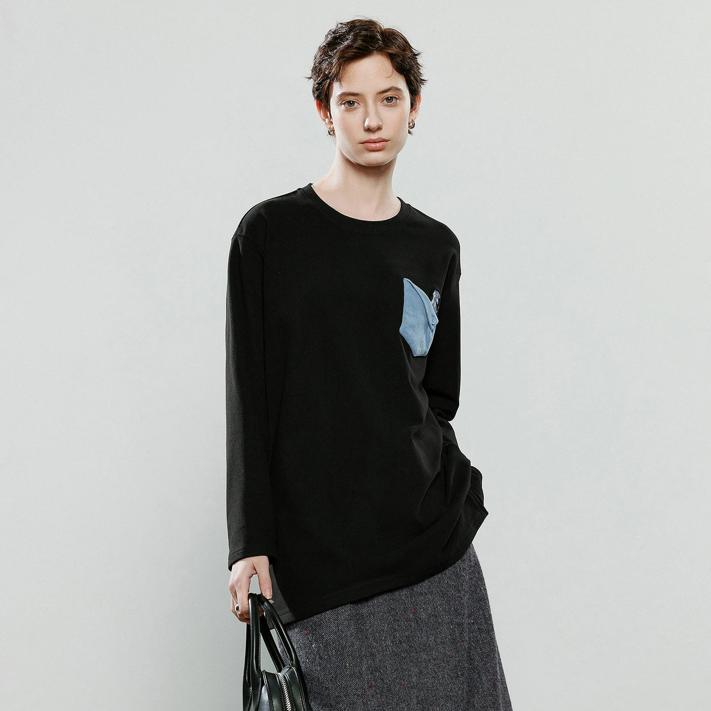 Blusa Feminina Assimétrica com Bordado Cachorro e Bolso