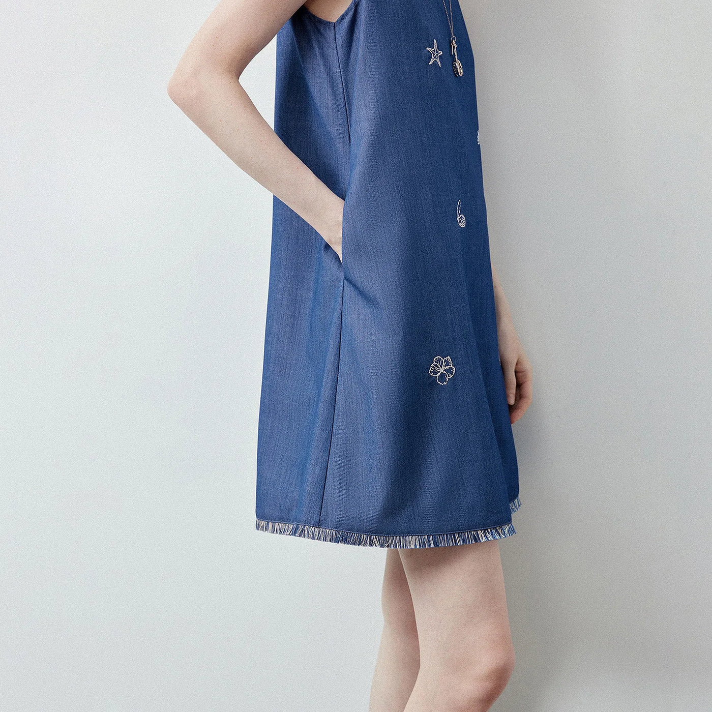 Vestido Curto Efeito Jeans com Decote V