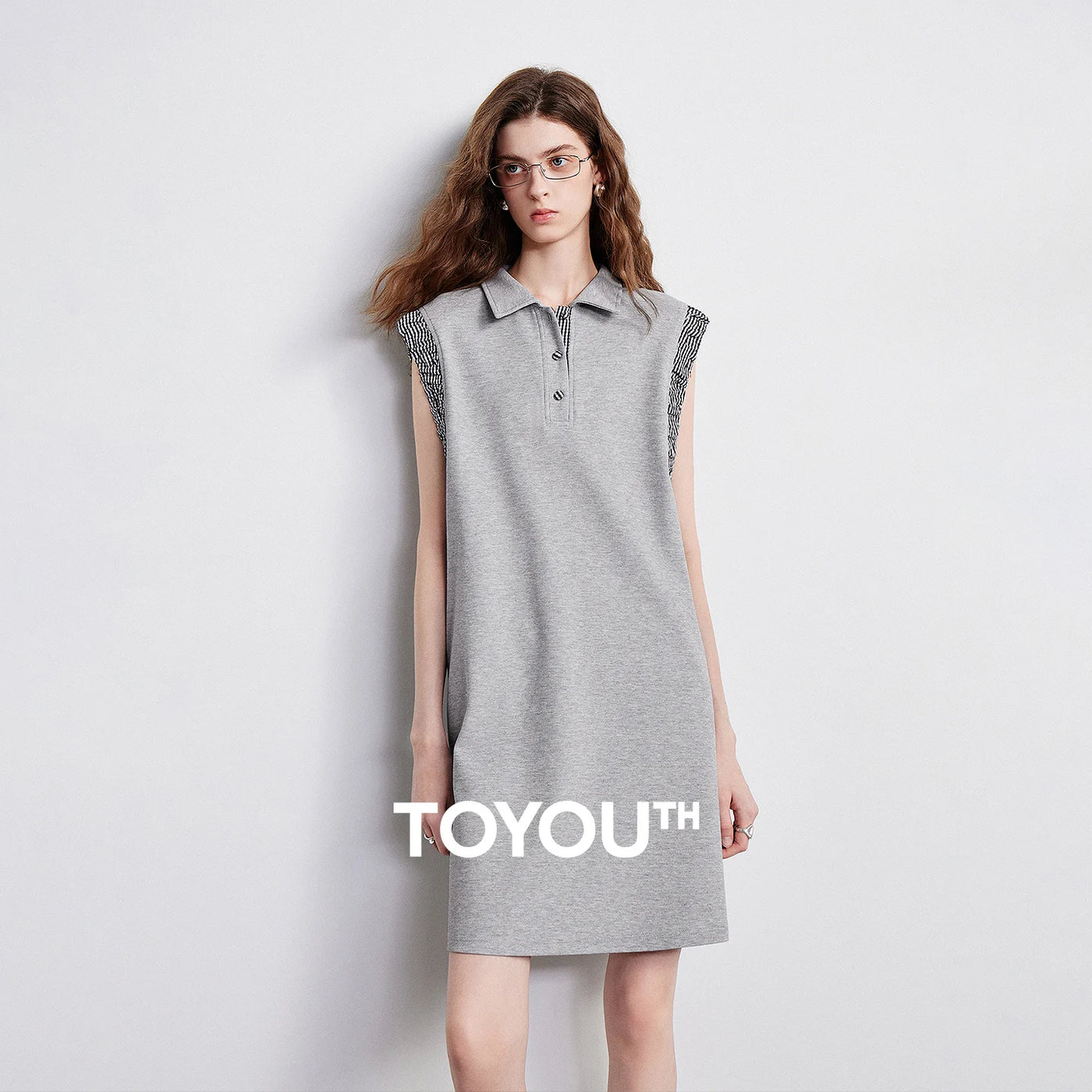 Vestido Polo Curto Sem Manga com Recortes