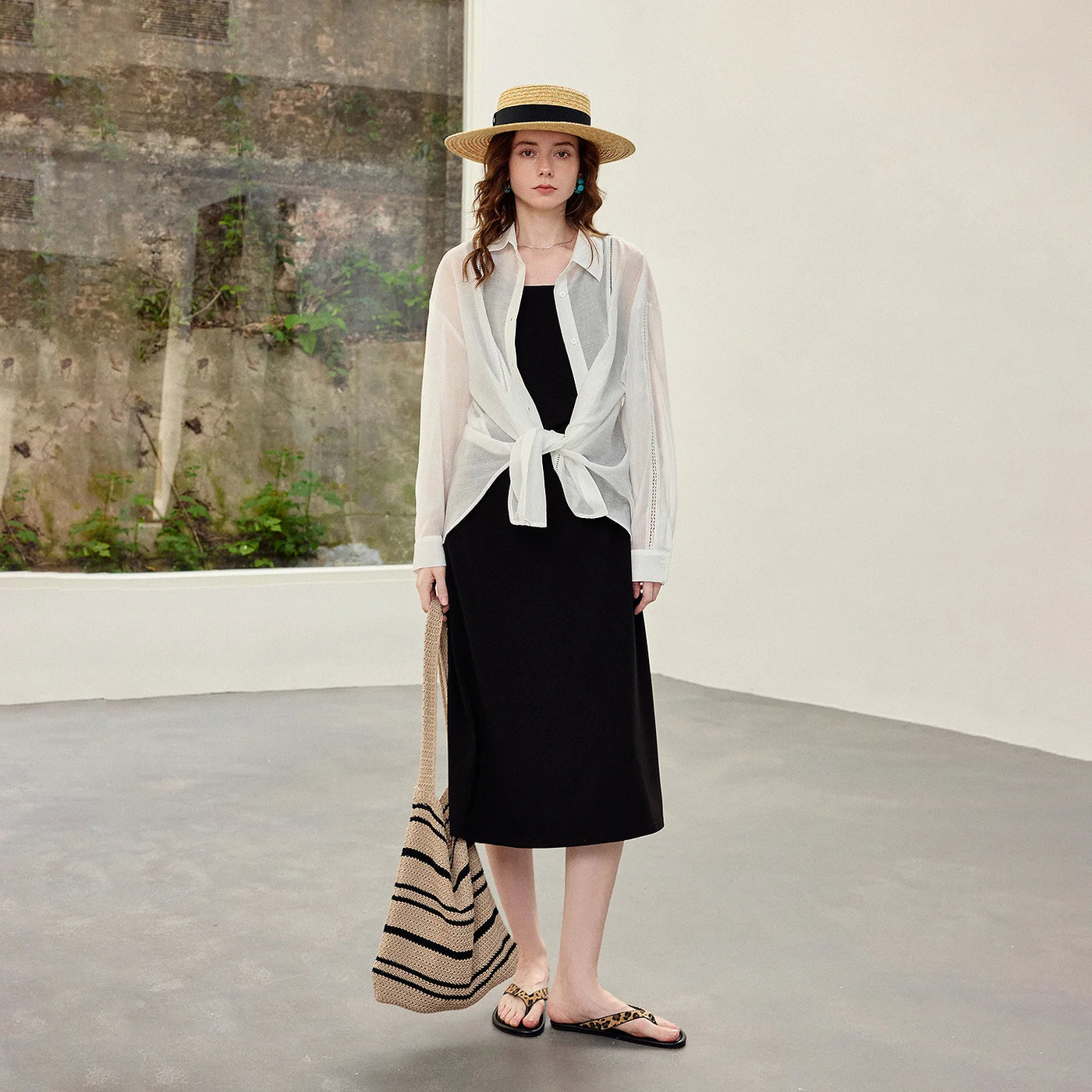 Vestido Preto Midi com Decote Quadrado