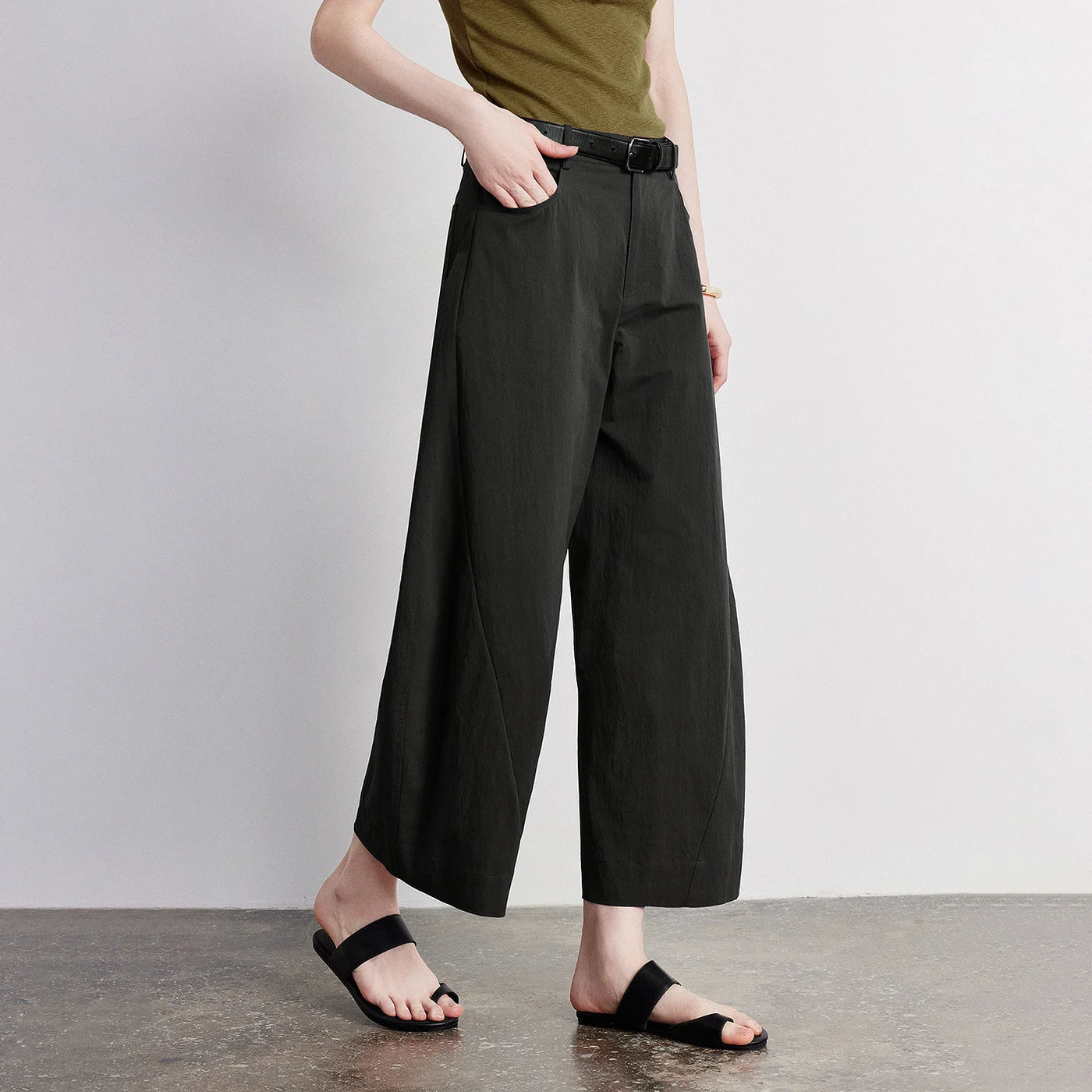 Calça Barrel Feminina Cropped com Recortes