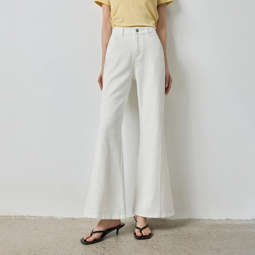 Calça Jeans Feminina Flare com Recortes e Elastano