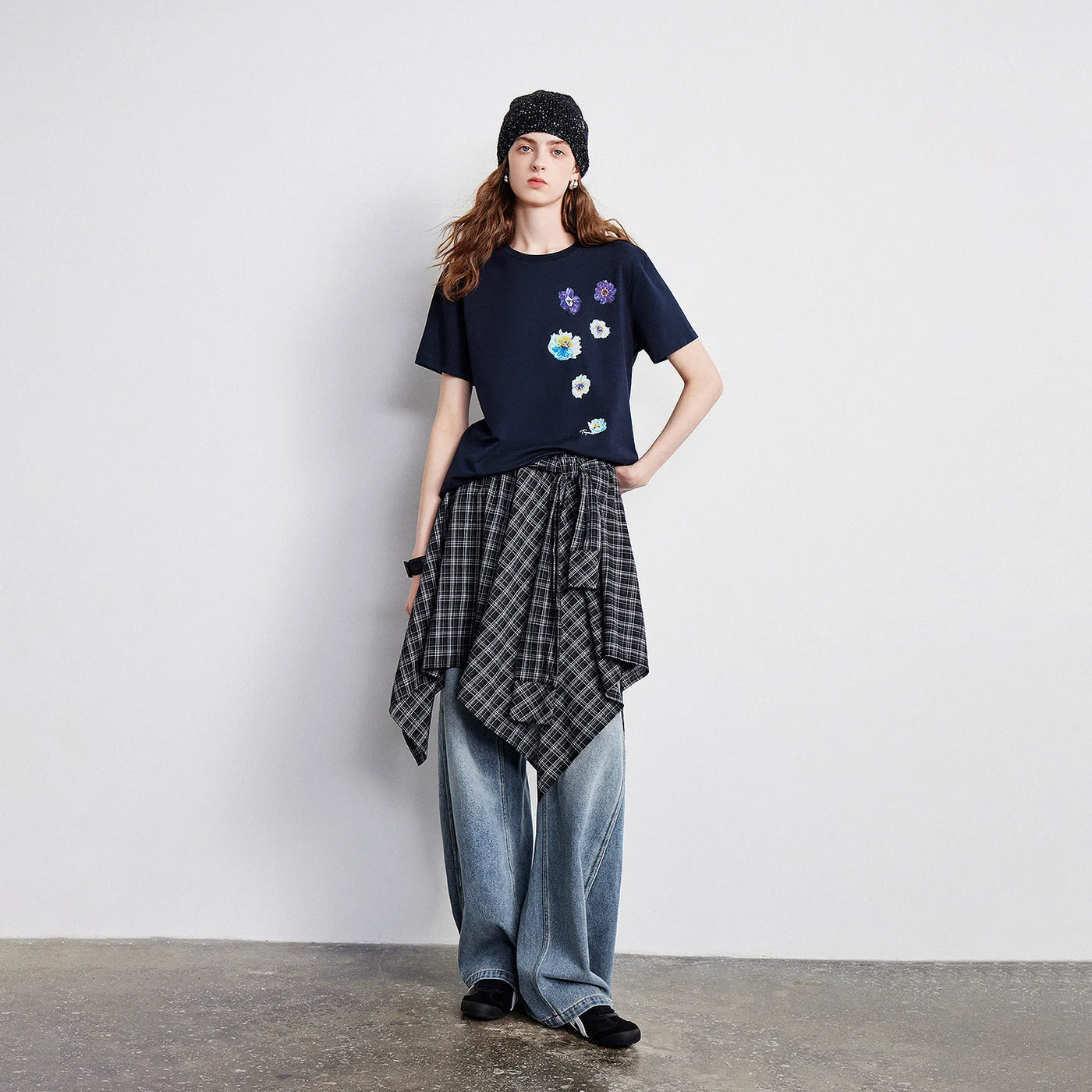 Camiseta Feminina de Liocel com Estampa Floral Artística