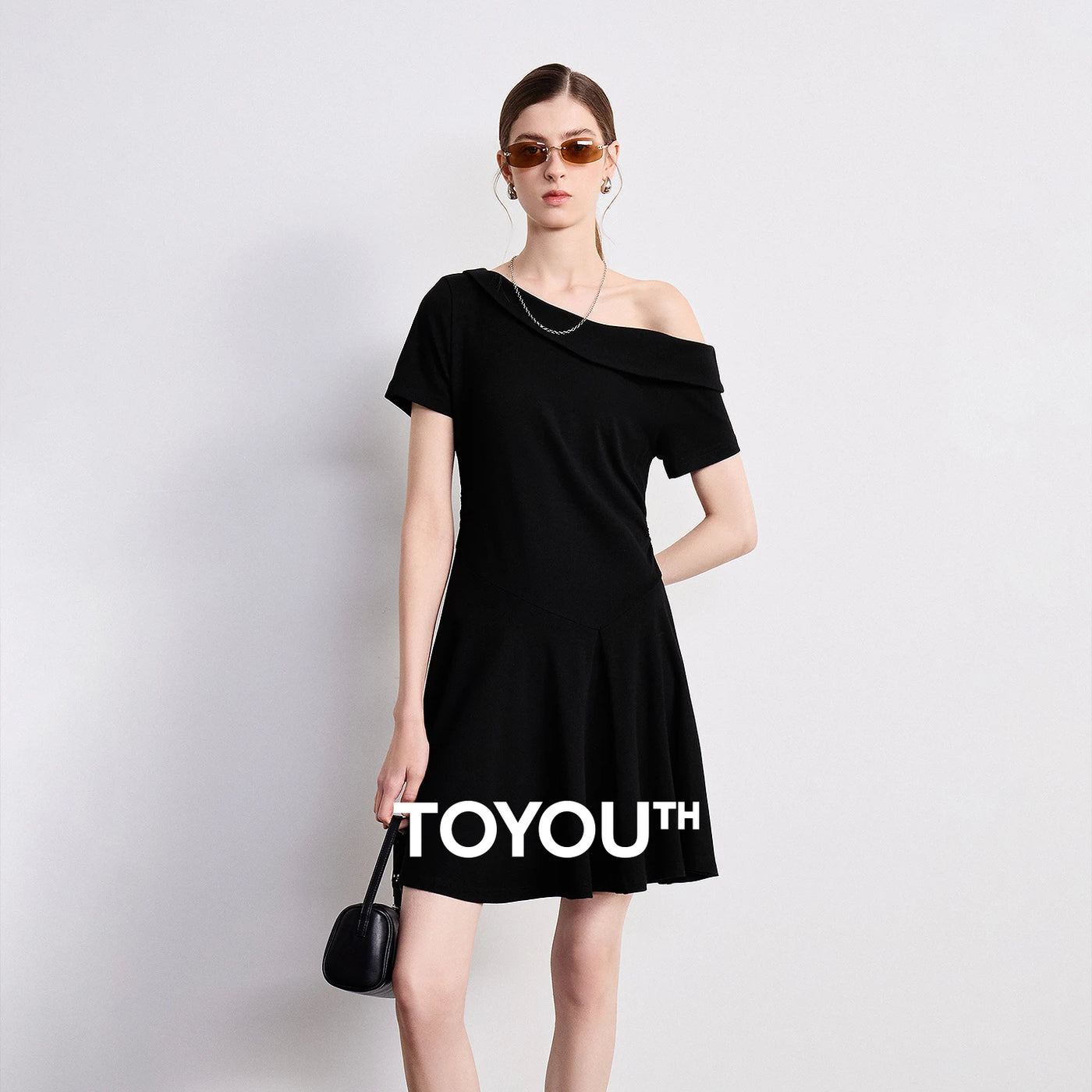 Vestido Curto Assimétrico Ombro a Ombro Preto