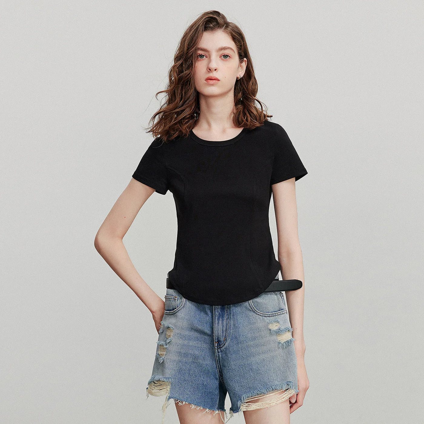 Camiseta Feminina Slim com Recortes e Manga Curta