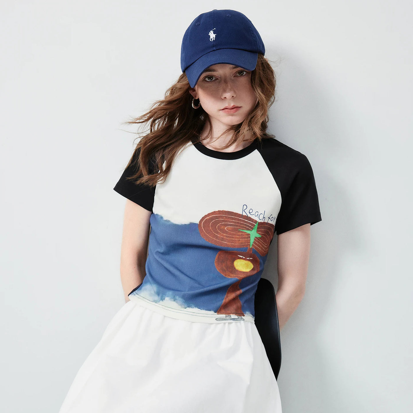Camiseta Feminina Slim com Estampa Criatura Fantástica