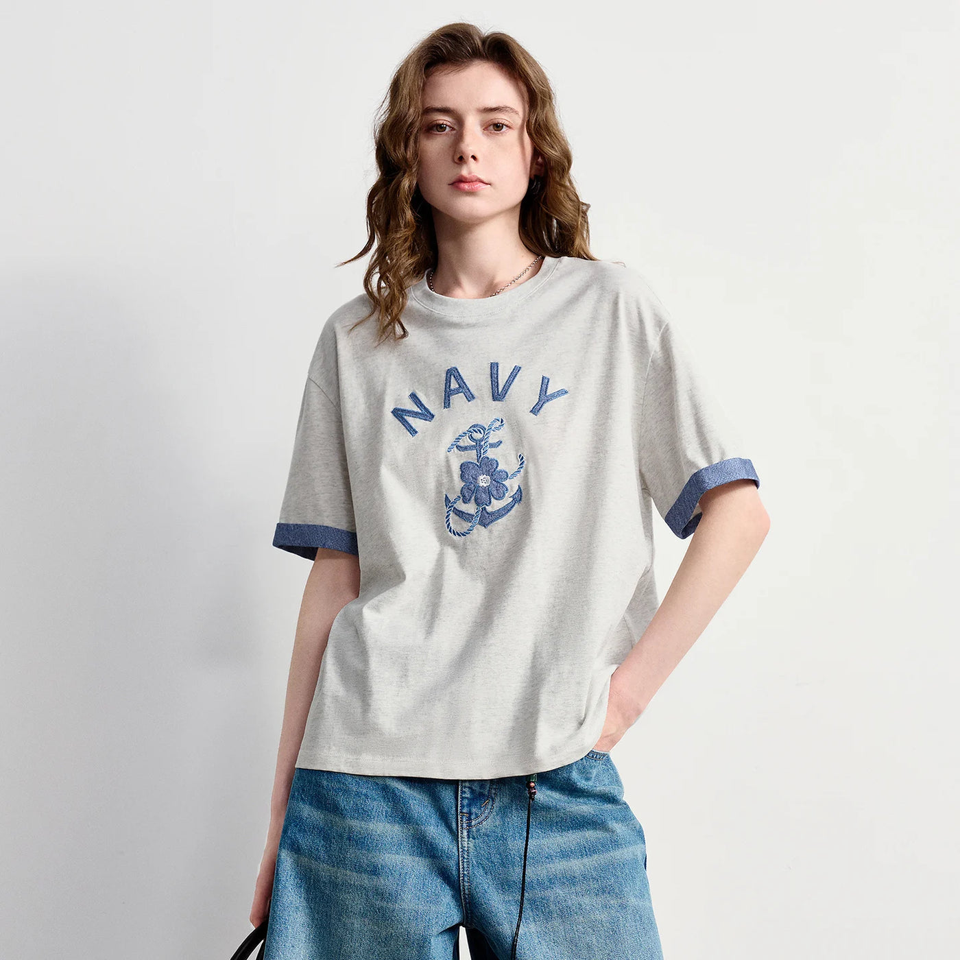 Camiseta Feminina Antibacteriana com Bordado Âncora Jeans