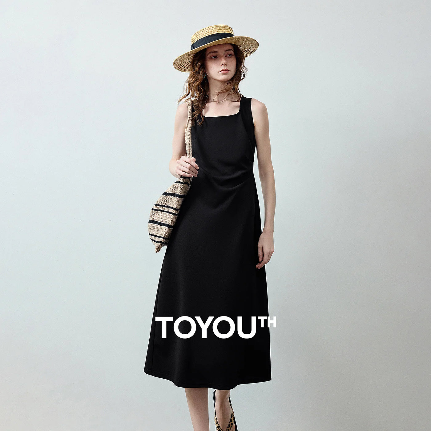 Vestido Preto Midi com Decote Quadrado