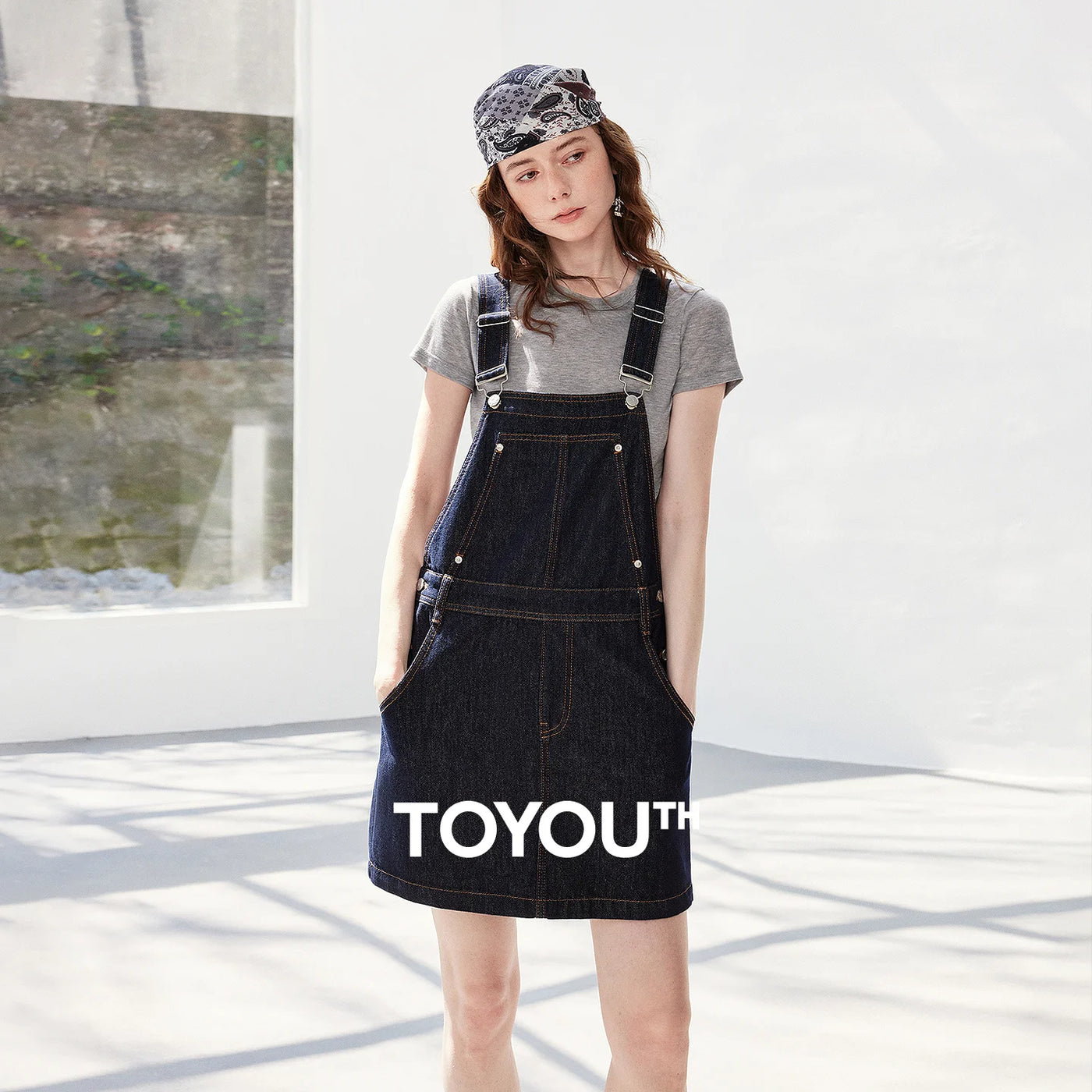 Vestido Jardineira Jeans Curto com Botões