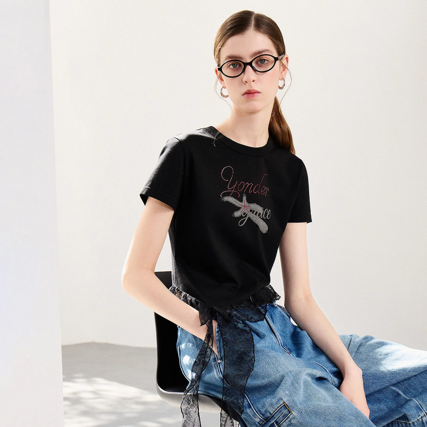 Camiseta Feminina Cropped com Renda Strass e Estampa