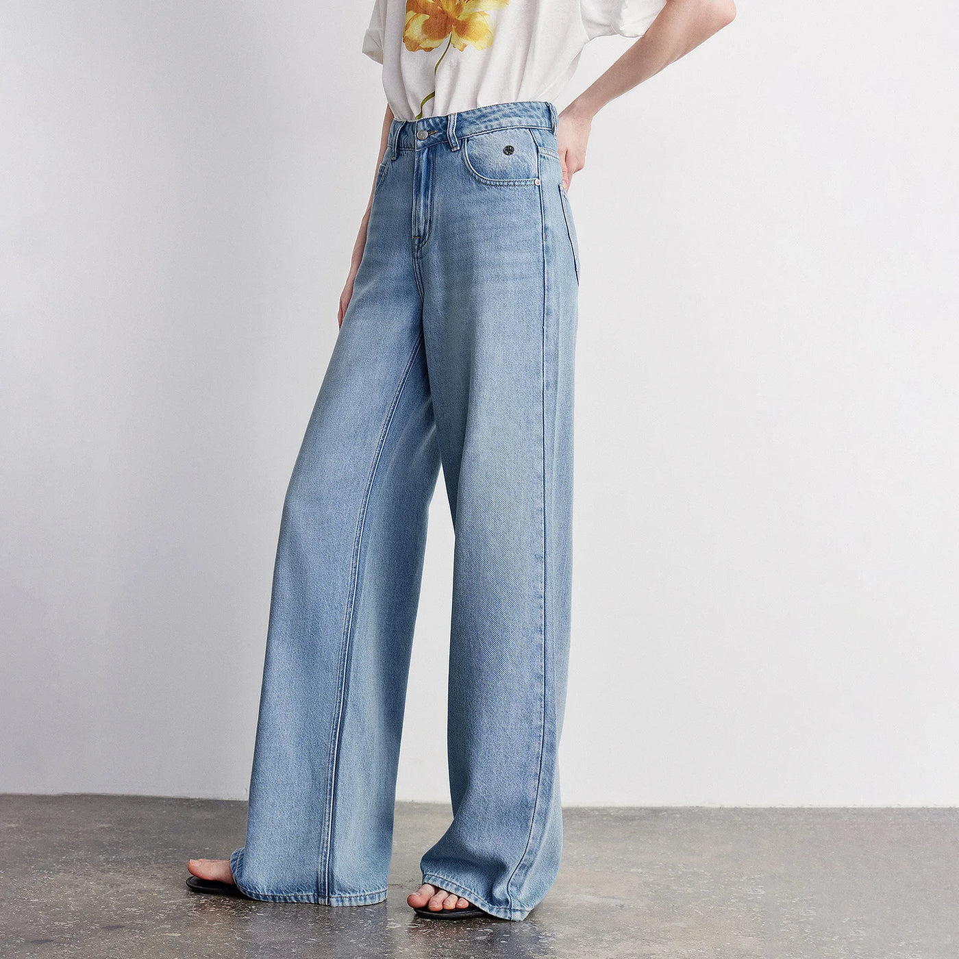 Calça Jeans Feminina Wide Leg com Bordado Floral