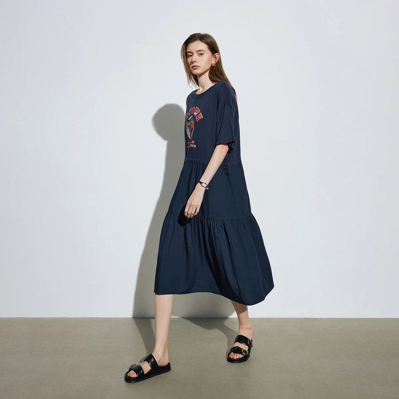 Vestido Camiseta Curto com Recortes