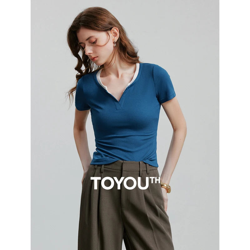 Camiseta Feminina Cropped Slim com Decote V e Patchwork