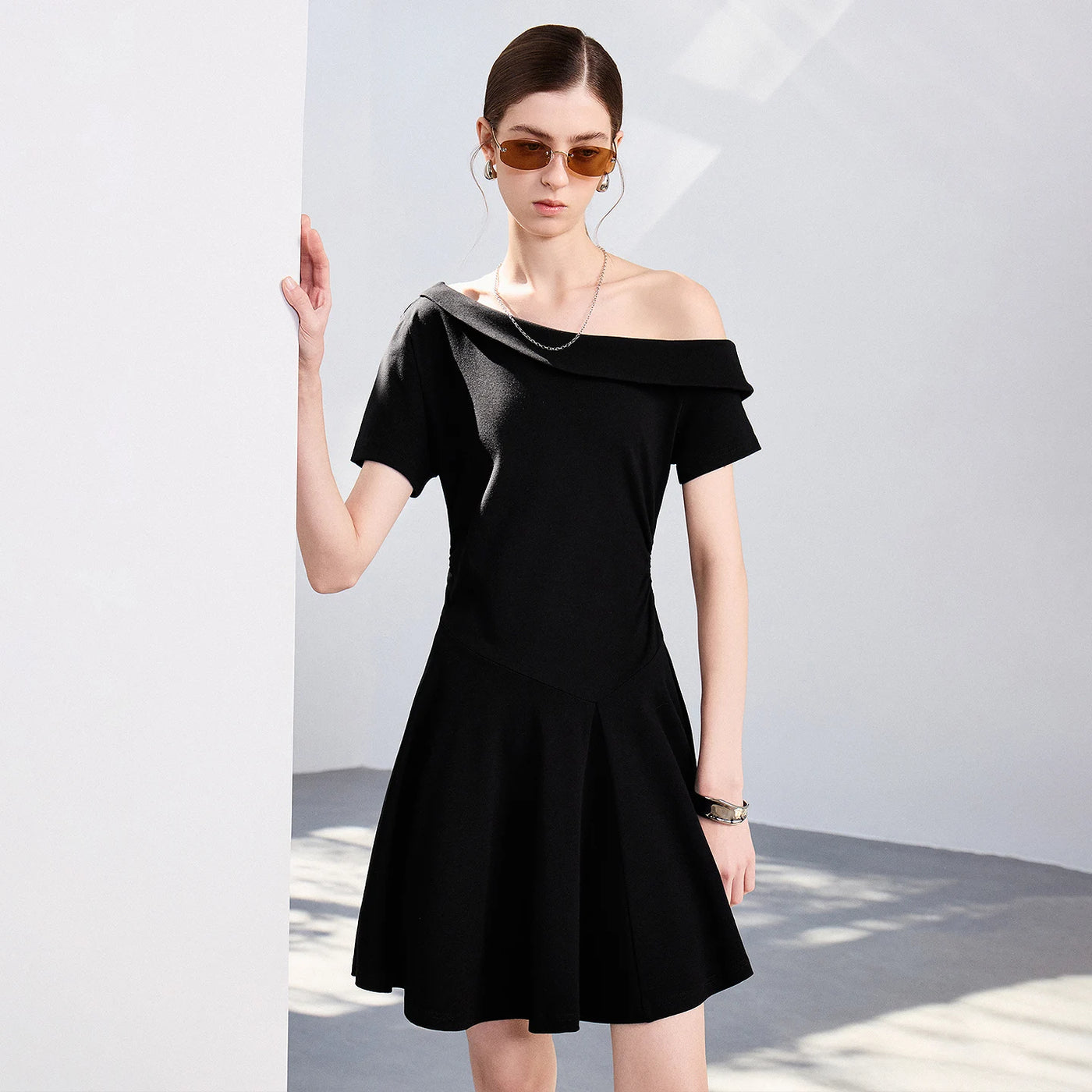 Vestido Curto Assimétrico Ombro a Ombro Preto