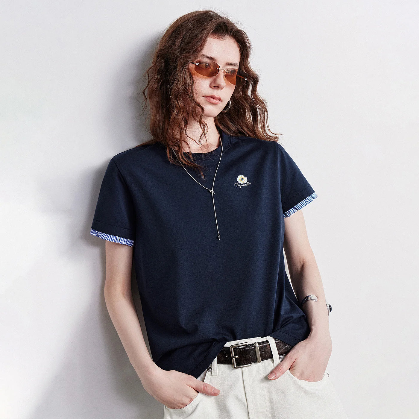 Camiseta Feminina Xadrez de Algodão com Bordado Floral