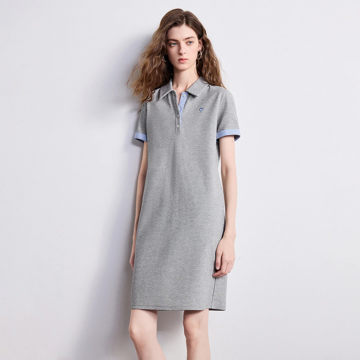 Vestido Polo Curto com Contraste de Cor e Bordado