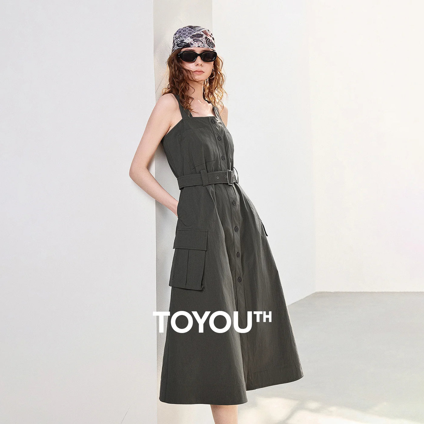 Vestido Slip Dress Midi com Decote Quadrado