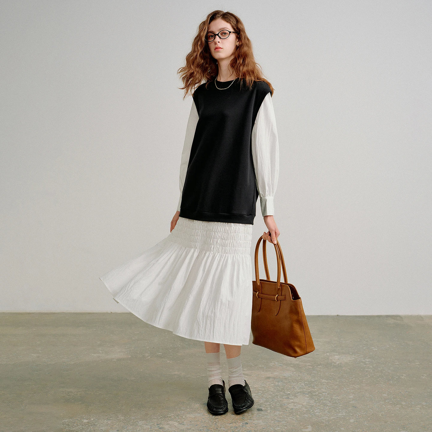Vestido Midi Manga Longa com Recortes Preto e Branco