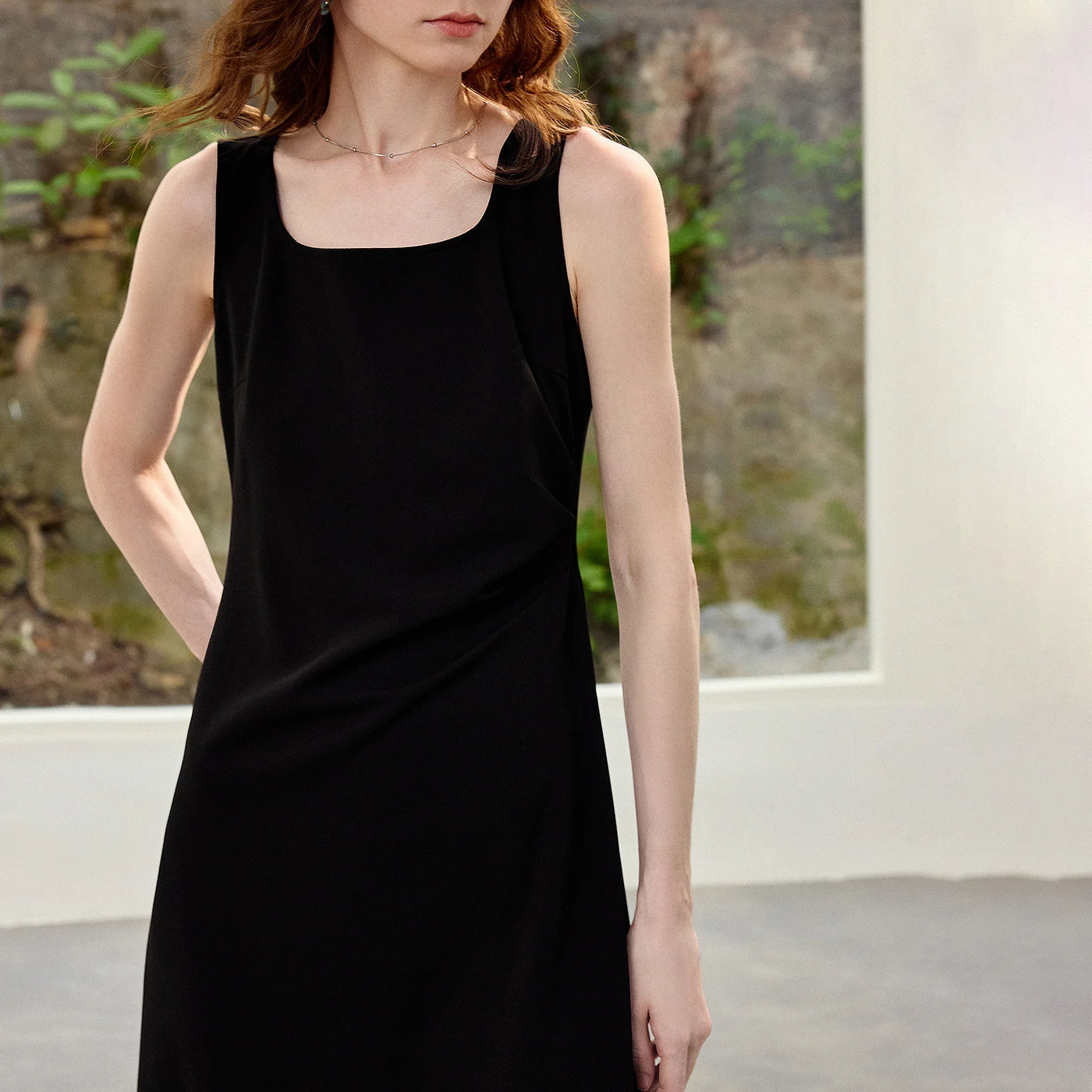 Vestido Preto Midi com Decote Quadrado