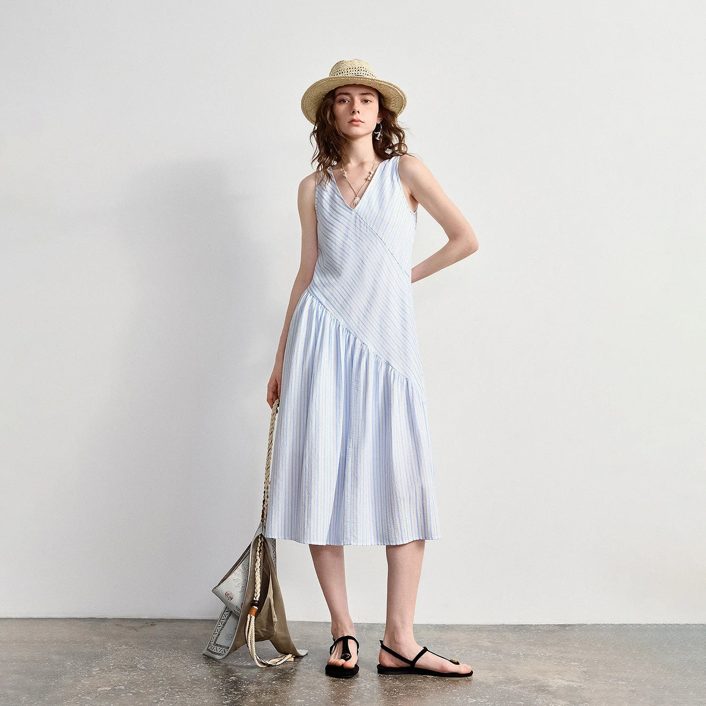 Vestido Midi Listrado Azul-Claro com Corte Enviesado