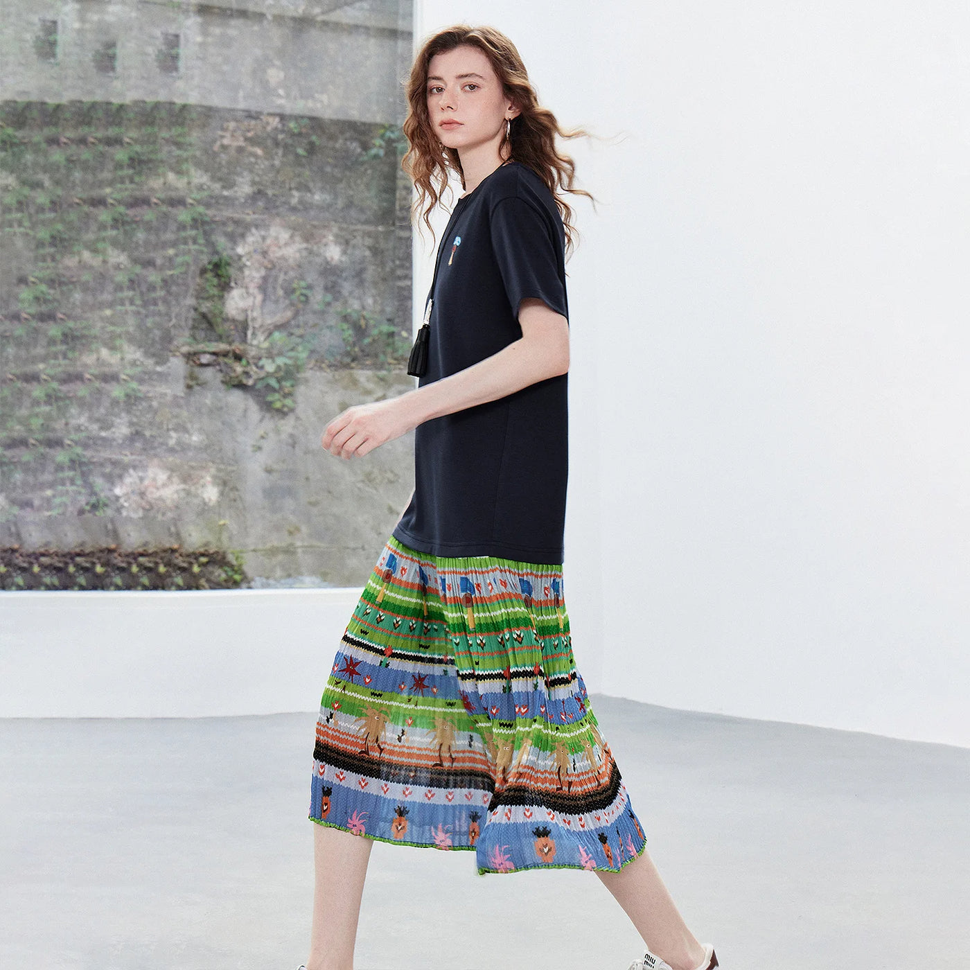 Vestido Camiseta Midi Artístico com Recortes