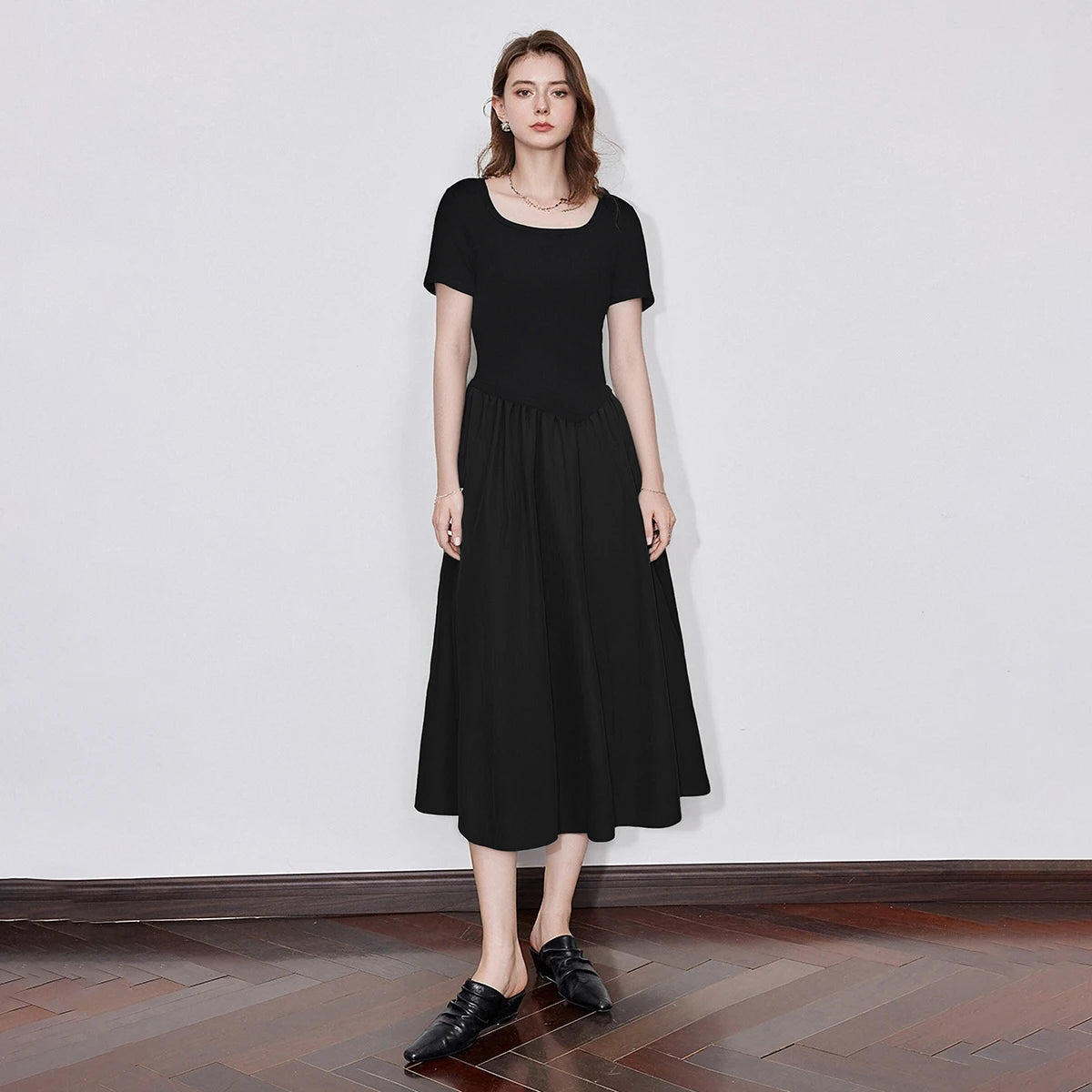 Vestido Midi Preto com Decote Quadrado