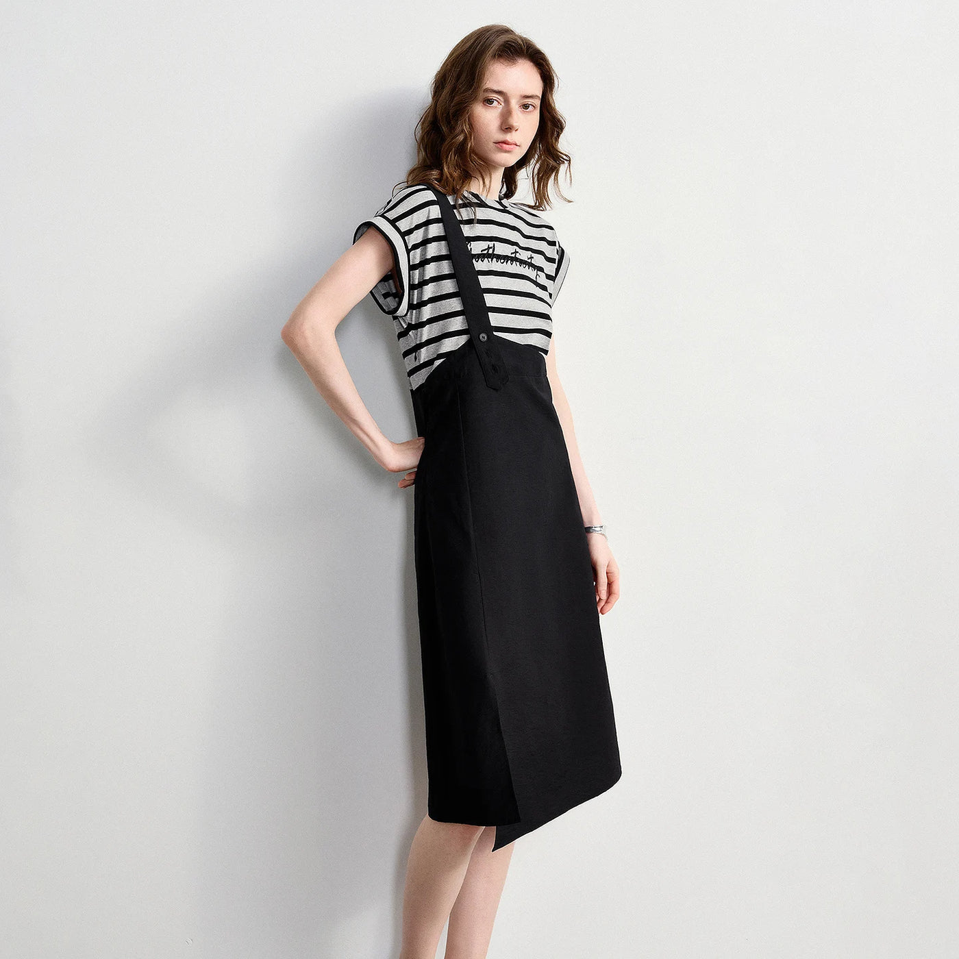 Vestido Midi Bicolor Assimétrico com Bordado