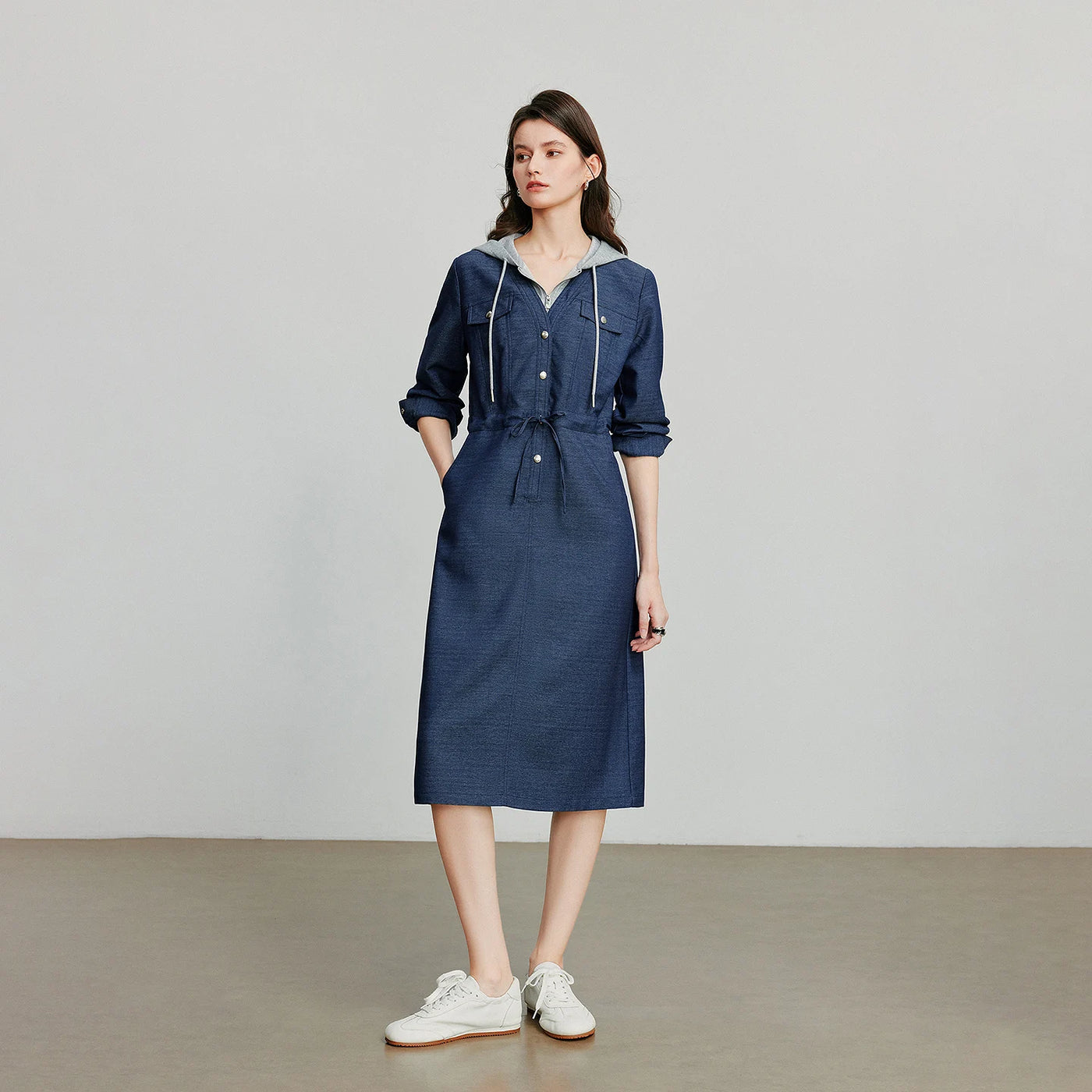 Vestido Utilitário com Capuz e Recortes Efeito Jeans