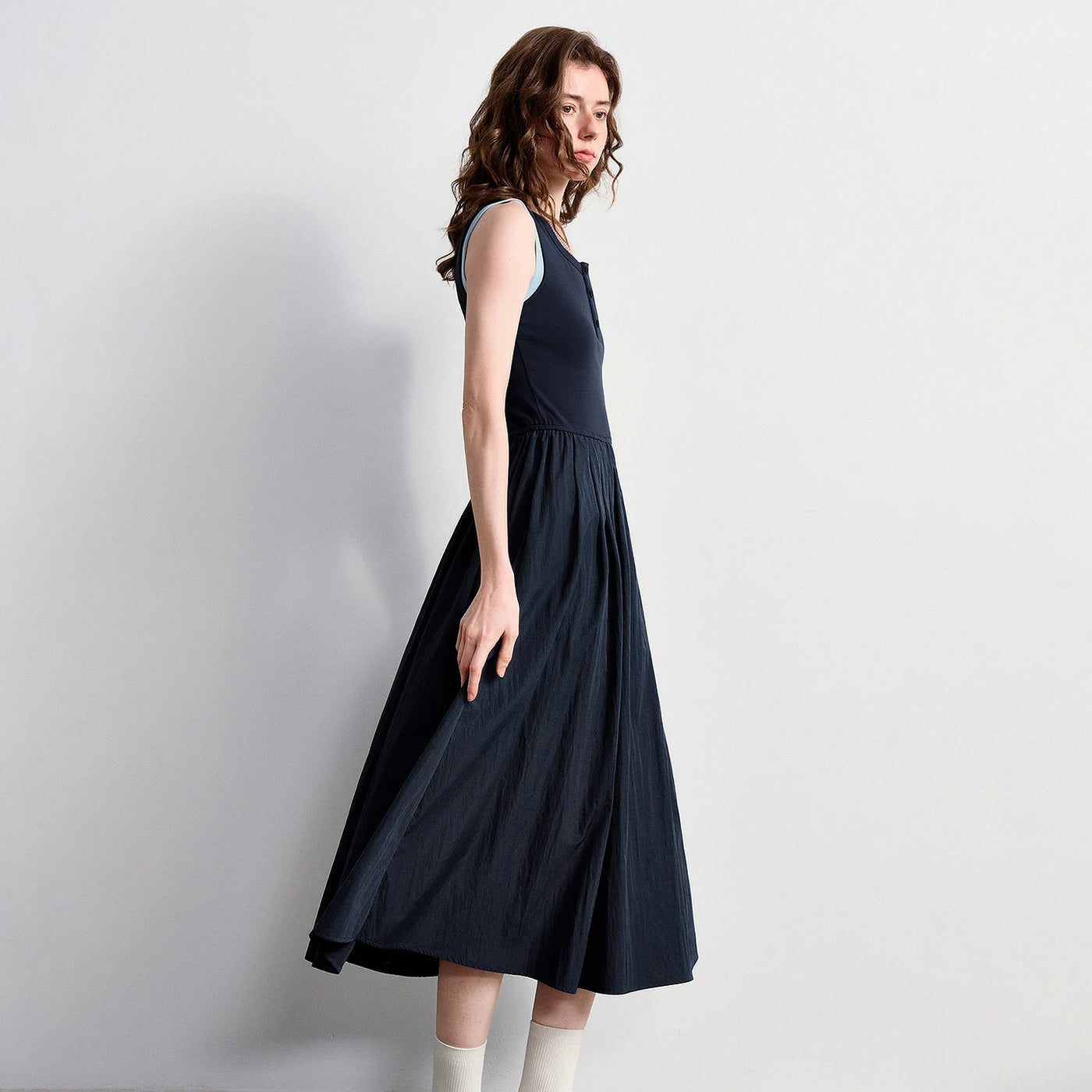 Vestido Midi Azul-Royal com Recortes e Modelagem Ajustada