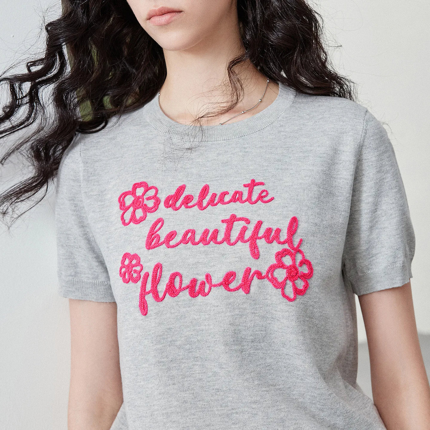 Blusa Feminina de Tricô Ice Silk com Bordado Floral